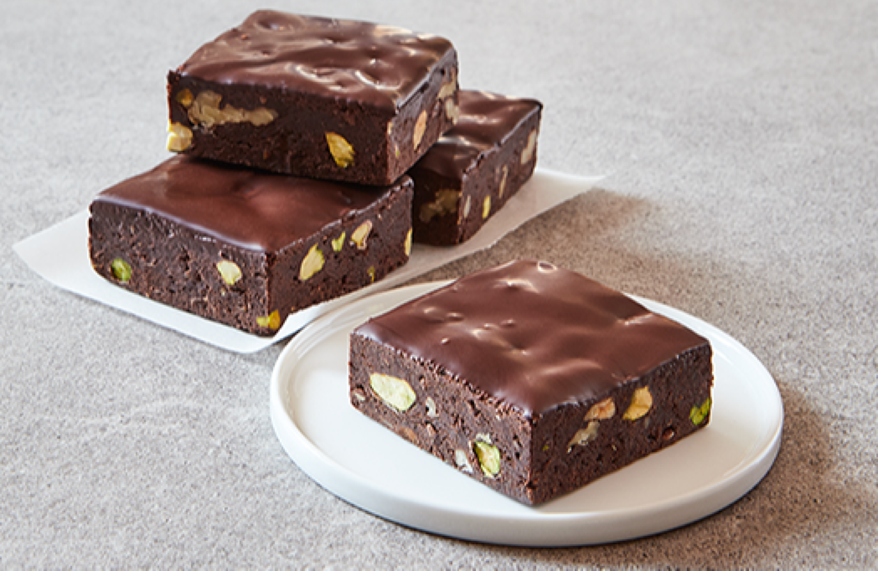 4 CHOCOLATE WALNUT PISTACHIO PROTEIN BROWNIES
