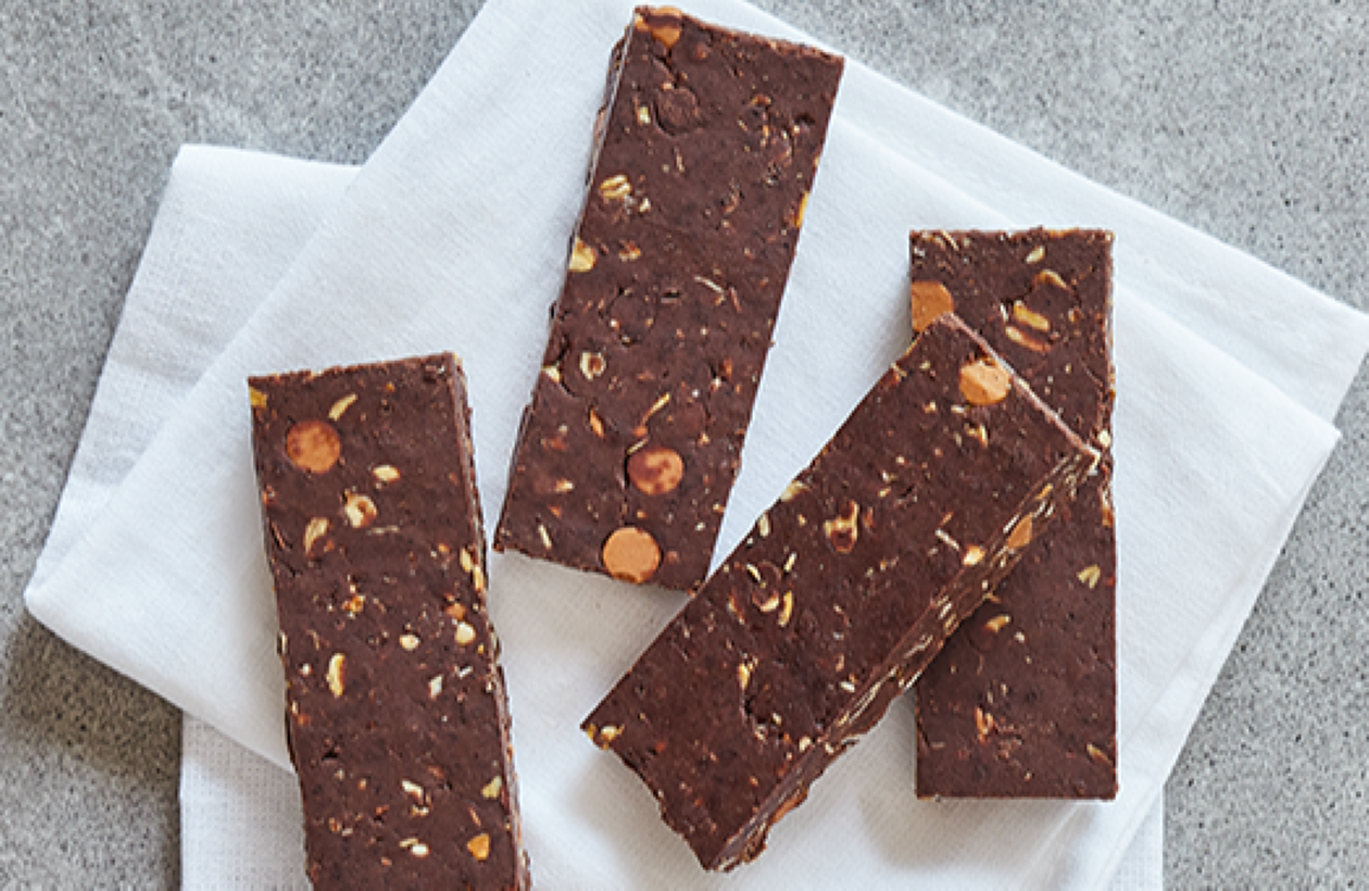 4 CHOCOLATE, PEANUT BUTTER & BANANA PROTEIN BARS