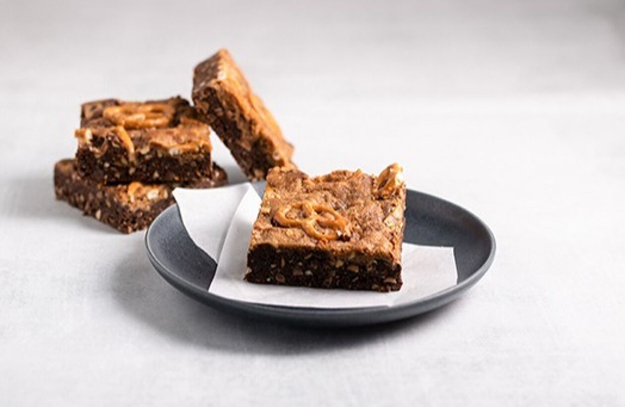 4 PEANUT BUTTER PRETZEL PROTEIN BROWNIES