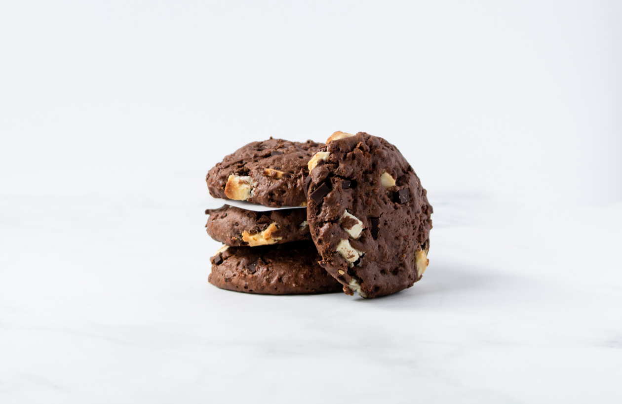 4 WHITE CHOCOLATE, RASPBERRY & STRAWBERRY PROTEIN COOKIES